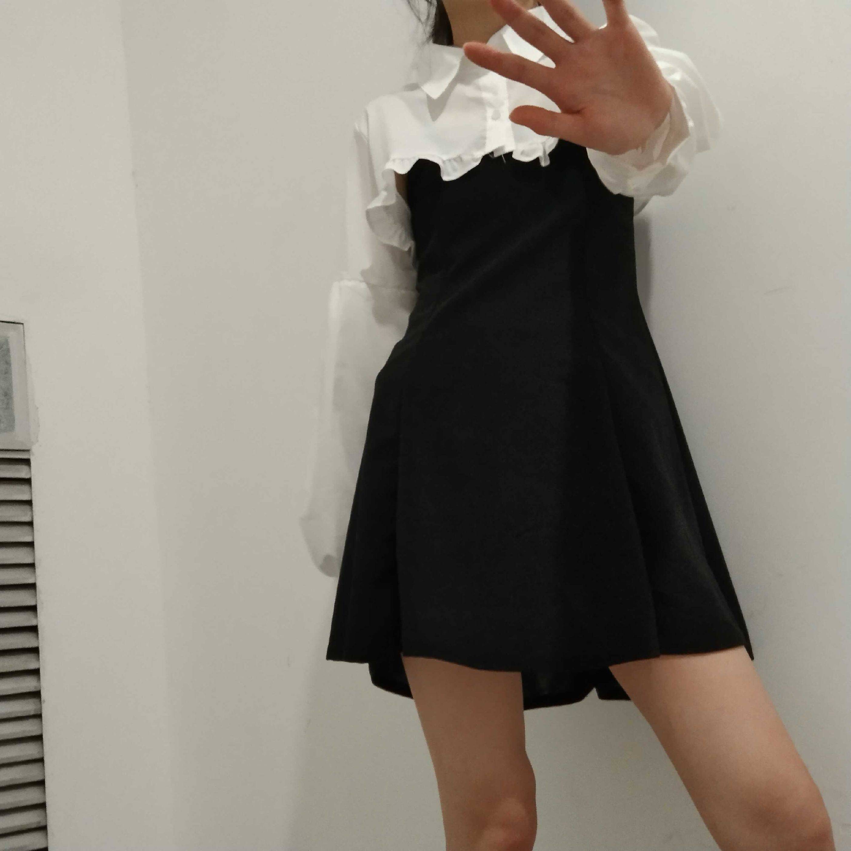 赫本风的小裙子?
很好看呐✨
可以进行图片搜索，就能找到这个裙子啦?